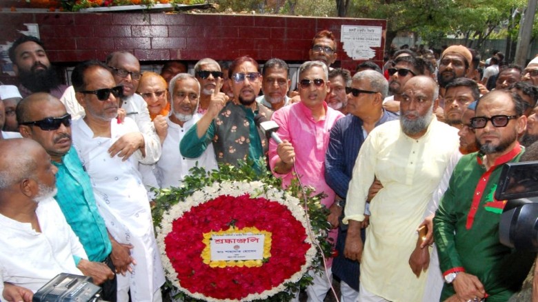 স্বাধীনতা দিবসে বিপ্লব উদ্যানে পুষ্পস্তবক অর্পণকালে ডা. শাহা