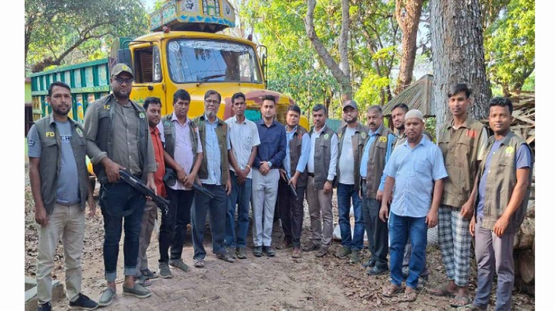 মিরসরাইয়ে অবৈধভাবে উত্তোলন করা দুই বালু বোঝাই ট্রাক জব্দ