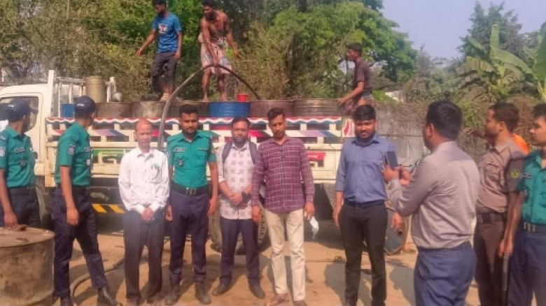 শাহ আমানত বিমানবন্দরে ডিবি ও মোবাইল কোর্টের হানা: ৮ লাখ টাকা