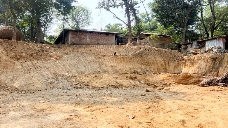 লোহাগাড়ায় রাতে কেটে নেওয়া হলো সরকারি পাহাড়ের মাটি