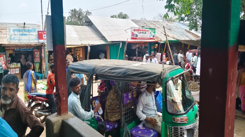 লংগদু-দীঘিনালা সড়কে ডিজেল সংকট: মাহিন্দ্র চালক ও যাত্রীদের চ
