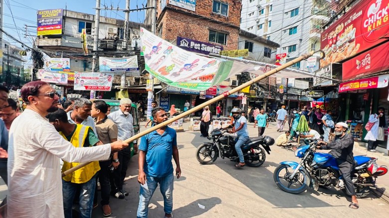 চকবাজারে অবৈধ বিলবোর্ড উচ্ছেদে মেয়র ফুটপাত দখলকারীদের সতর্কত