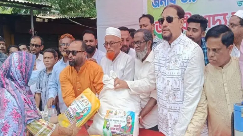 চট্টগ্রামে অগ্নিকাণ্ডে ক্ষতিগ্রস্তদের পাশে মেয়র শাহাদাত...