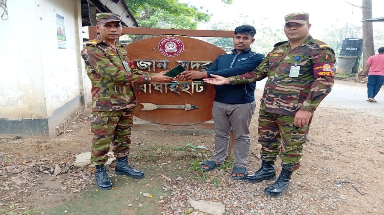 সাজেকে পর্যটকের হারানো মোবাইল উদ্ধার করলো সেনাবাহিনী