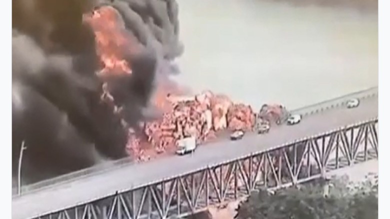 ভয়াবহ বিস্ফোরণে কেঁপে উঠলো আমেরিকাস সেতু, আগুন ছড়িয়ে পড়েছে জ
