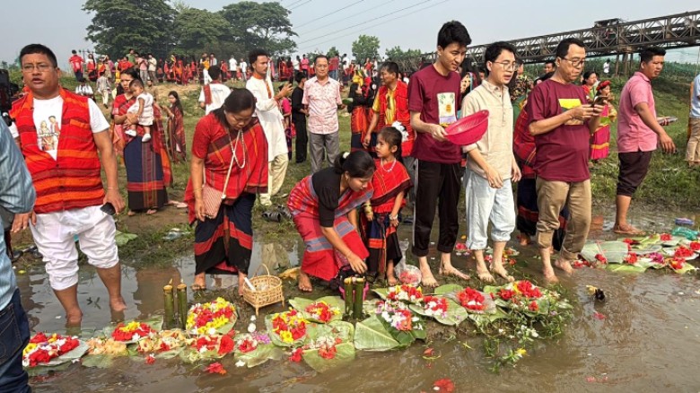 পাহাড়ে বর্ণিল আয়োজনে উদযাপিত হচ্ছে চাকমা সম্প্রদায়ের ফুল বি
