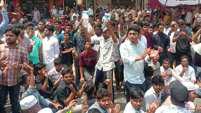 চট্টগ্রাম কক্সবাজার মহাসড়ক ছয় লেনের দাবিতে লোহাগাড়ায় ব্লকেট