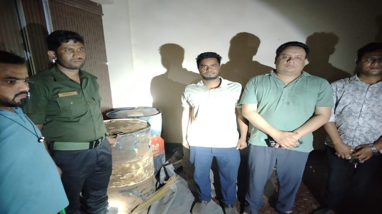 লোহাগাড়া চরম্বায় অবৈধভাবে তেল মজুদ,করায় একজনকে জরিমানা, ৩৬০ লিটার তেল জব্দ...