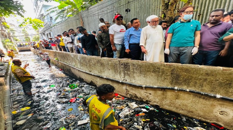 বর্ষায় জলাবদ্ধতা কমাতে চসিকের খাল-নালা পরিষ্কার কার্যক্রম শু
