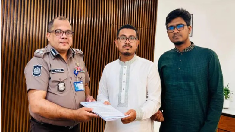 পুলিশের সামনে চাপাতি–হকিস্টিক নিয়ে হামলা করেছে ছাত্রদল