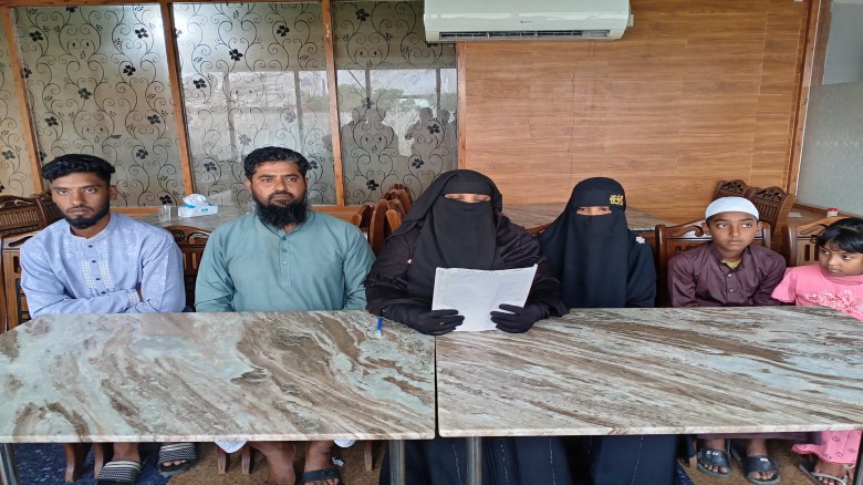 কর্ণফুলীতে ভাইদের নির্যাতনের শিকার বোনের সংবাদ সম্মেলন