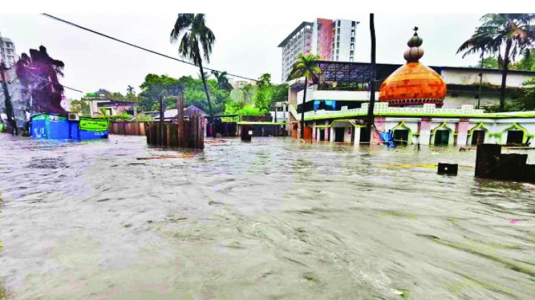 মৌসুমের প্রথম ভারী বৃষ্টিতে ডুবল নগরী