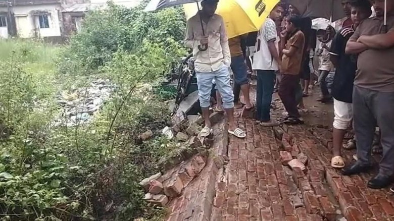 অতিবৃষ্টিতে কর্ণফুলীতে দেয়াল ধস: প্রাণ গেল বৃদ্ধার, আহত ৩