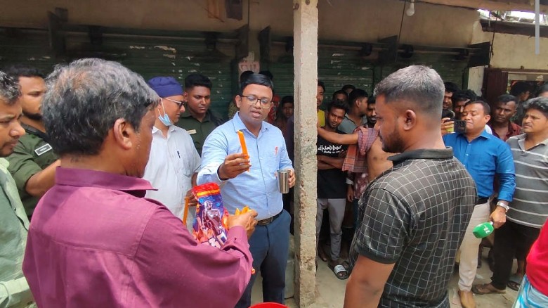 সাতকানিয়ায় ক্ষতিকর রং মিশিয়ে আইসক্রিম তৈরি, ২ লাখ টাকা জর