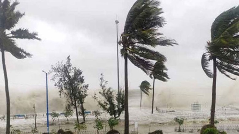 চট্টগ্রামসহ দেশের ১০ অঞ্চলে ৬০ কিমি বেগে ঝড়ের পূর্বাভাস, ১ ন
