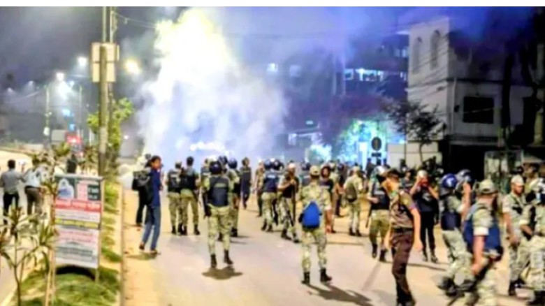 অভিযুক্তকে নিয়ে ৬ ঘণ্টা অবরুদ্ধ পুলিশ, টিয়ার শেল-ফাঁকা গুলি