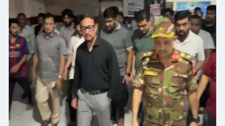 নির্যাতিত শিশুকে দেখতে চমেক হাসপাতালে গেলেন মেয়র ডা. শাহাদাত