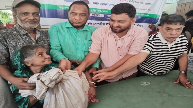 বোয়ালখালী পোপাদিয়া ইউনিয়নে ভিজিএফ চাউল বিতরণ সম্পন্ন