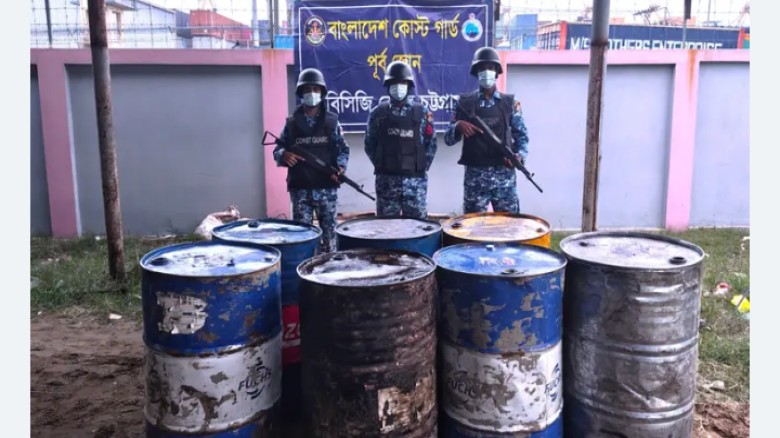 চট্টগ্রামে ২ লাখ টাকা মূল্যের জ্বালানি তেল ও লুবওয়েল জব্দ