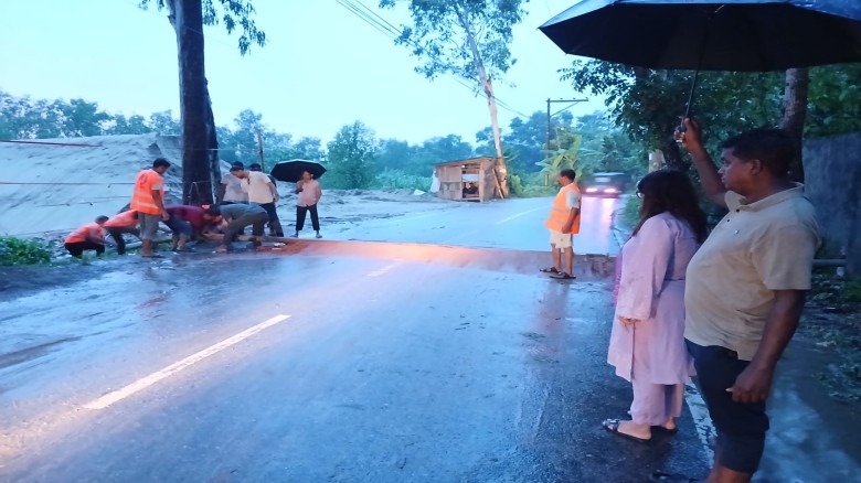 কালুরঘাট ভান্ডালজুড়ি সড়কের প্রতিবন্ধকতা উচ্ছেদ করেছে প্রশাসন