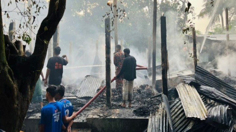 বোয়ালখালীতে আগুনে পুড়লো ৫ বসতঘর