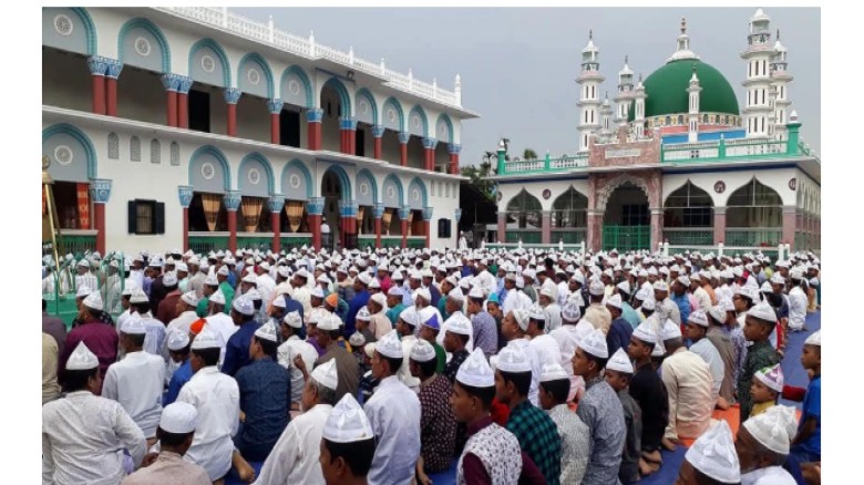 সাতকানিয়ার মির্জাখীল দরবার শরীফের অনুসারীদের ঈদুল আযহা উদযাপ