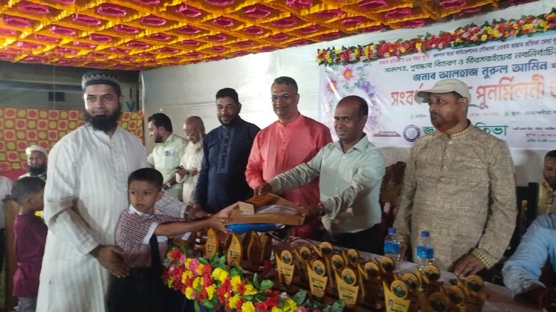 মিরসরাইয়ে সামাজিক সংগঠন 'জাগ্রত প্রতিভা'র মেধা বৃত্তি পেল ৬০