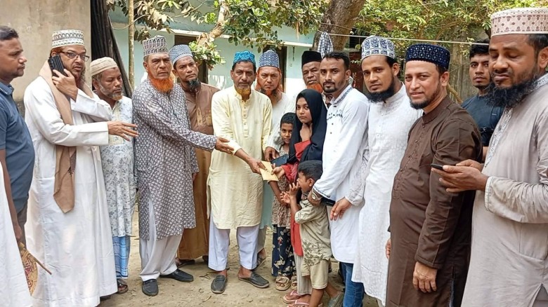 চন্দনাইশে মাওলানা মাহাবুবুর আলমের কবর জিয়ারত ও পরিবারকে নগদ অর্থ সহায়তা প্রদান...