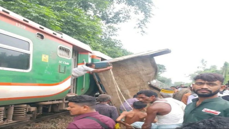 মিরসরাইয়ে রেললাইনে দুর্ঘটনা, ঢাকা-চট্টগ্রাম ট্রেন চলাচল বিঘ্