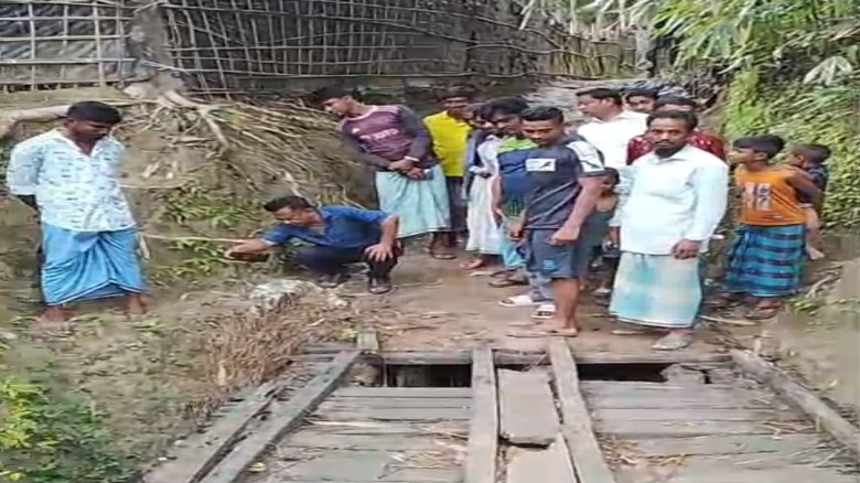 নাইক্ষ্যংছড়িতে ভাঙা কাঠের সেতুতে মৃত্যুঝুঁকি নিয়ে দশ গ্রামের
