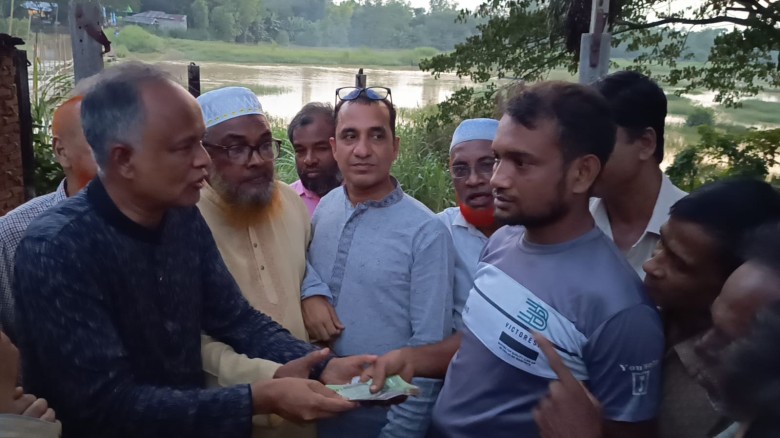 বরমা ইউনিয়নে অগ্নিকাণ্ডে ক্ষতিগ্রস্তদের পাশে এমপি জসিম উদ্দি