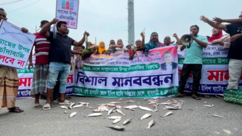 চট্টগ্রামে চাঁদাবাজির অভিযোগে সড়কে মাছ ফেলে জেলেদের বিক্ষোভ