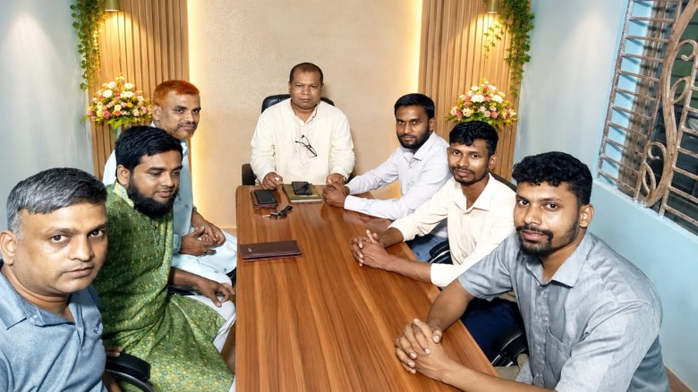 অন্যায়-দুর্নীতির বিরুদ্ধে সোচ্চার থেকে গণমানুষের কথা তুলে ধর
