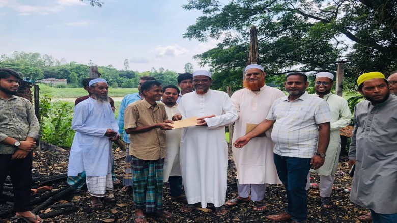 চন্দনাইশের বরমা যথেরমুখে অগ্নিকাণ্ডে ক্ষতিগ্রস্তদের জামায়াত