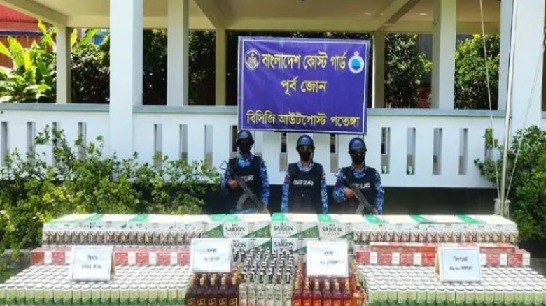 পতেঙ্গায় ৫৩ লাখ টাকার বিদেশি মদ, বিয়ার ও সিগারেট জব্দ