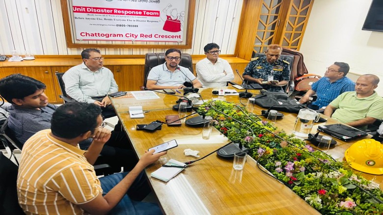 রেকর্ড বৃষ্টিতে মাঠে মেয়র ডা. শাহাদাত ১০১ সদস্যের রেসপন্স টি
