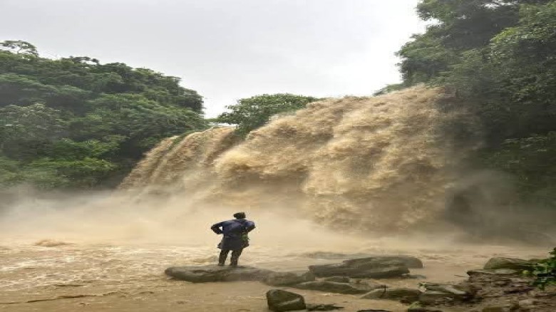 দুর্যোগপূর্ণ আবহাওয়ায় মিরসরাইয়ের সব পাহাড়ি ঝরনায় পর্যটক প্রব