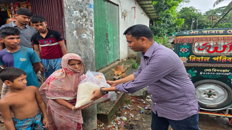 আনোয়ারায় ঘরে ঘরে ত্রাণ পৌঁছে দিচ্ছেন ইউএনও