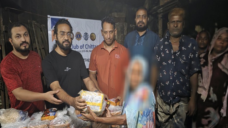 বন্যাদুর্গত সনাতনী জেলে পরিবারের  পাশে লায়ন্স ক্লাব অব চিটা