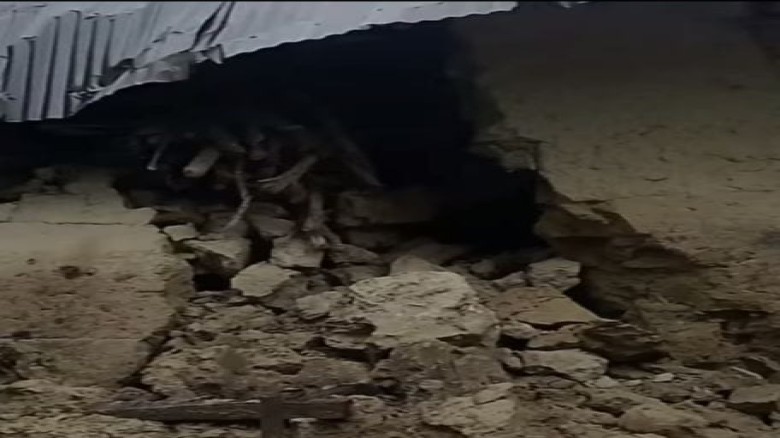 পটিয়ায় মাটির ঘর ধসে পড়ে ১বৃদ্বা মহিলা আহত।
