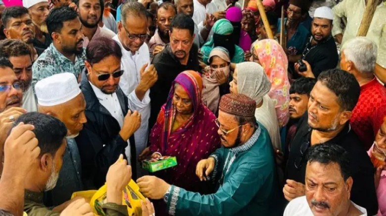 টানা বৃষ্টিতে ক্ষতিগ্রস্তদের মধ্যে ত্রাণ বিতরণ করলেন মেয়র শা