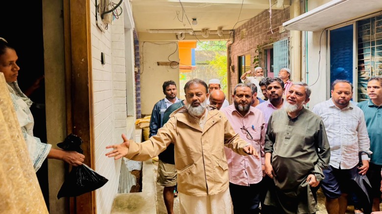 পাঁচলাইশের পানিবন্দী মানুষের মাঝে রান্না করা খাবার বিতরণ করে