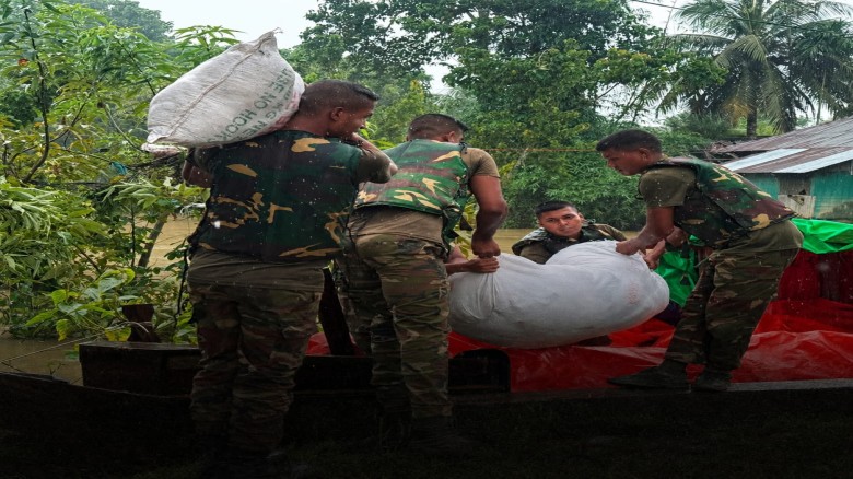 বন্যাকবলিত প্রত্যন্ত অঞ্চলে দুই শতাধিক পরিবারের পাশে সেনাবাহ