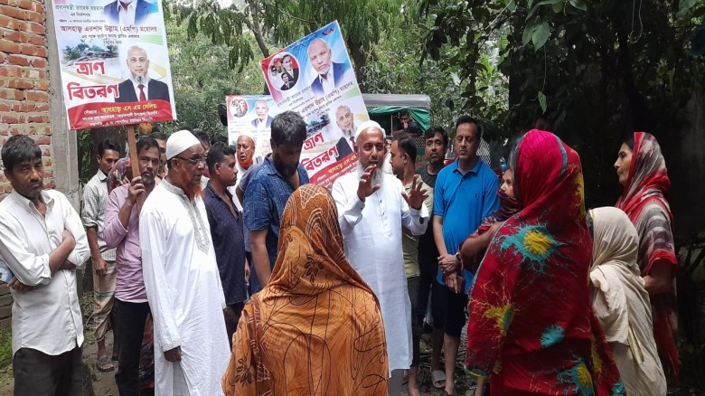 বোয়ালখালী পোপাদিয়া ইউনিয়নে পানিবন্দিদের ত্রান  বিতরণ...