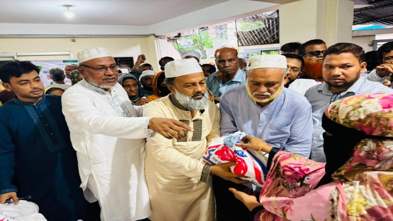 ভারী বর্ষণে ক্ষতিগ্রস্ত মানুষের পাশে শামসুজ্জামান হেলালী