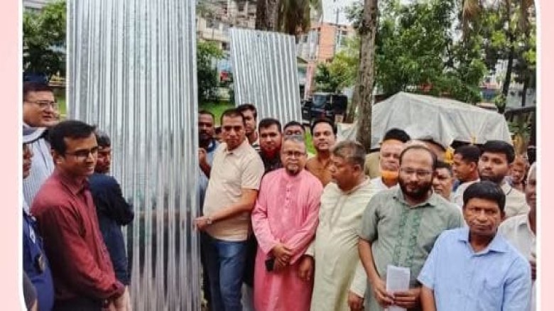 পটিয়ায় বন্যায় ক্ষতিগ্রস্হ পরিবারের মাঝে ঢেউটিন ও নগদ অর্থ বি