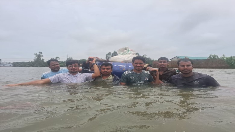 বাঁশখালীতে এসএসসি ২০১৬ ব্যাচের উদ্যোগে বন্যাদুর্গতদের মাঝে ত্রাণ বিতরণ...