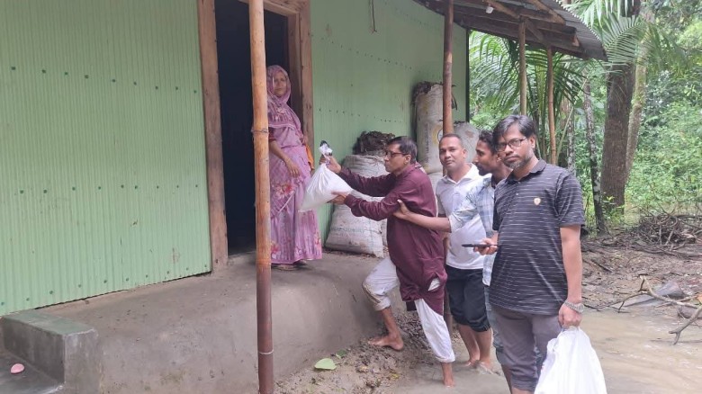 বোয়ালখালী প্রেসক্লাবে উদোগে উপহার  বিতরণ...