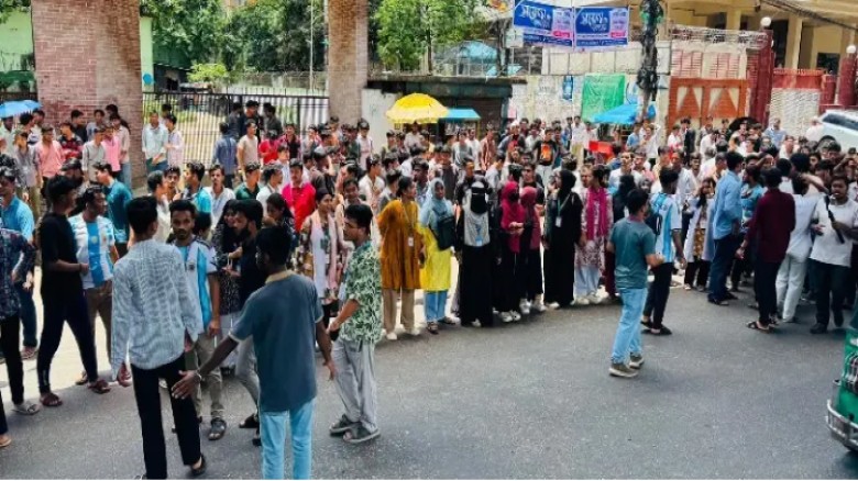 ৩ দাবিতে চট্টগ্রামে এইচএসসি পরীক্ষার্থীদের বিক্ষোভ...