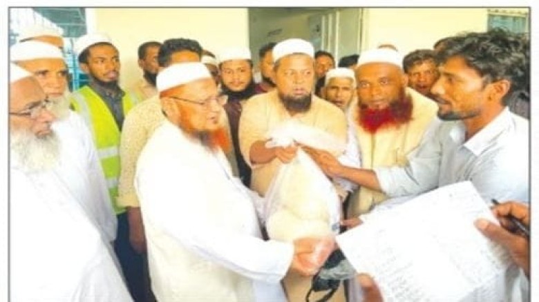 পটিয়া আল জামিয়া আল ইসলামিয়া মাদ্রাসার বন্যার্তেদের মাঝে খাদ্
